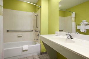 Habitación, 2 camas de matrimonio, accesible para personas con discapacidad (Tub with Grab Bars) | Baño | Ducha y bañera combinadas, secador de pelo, toallas y jabón