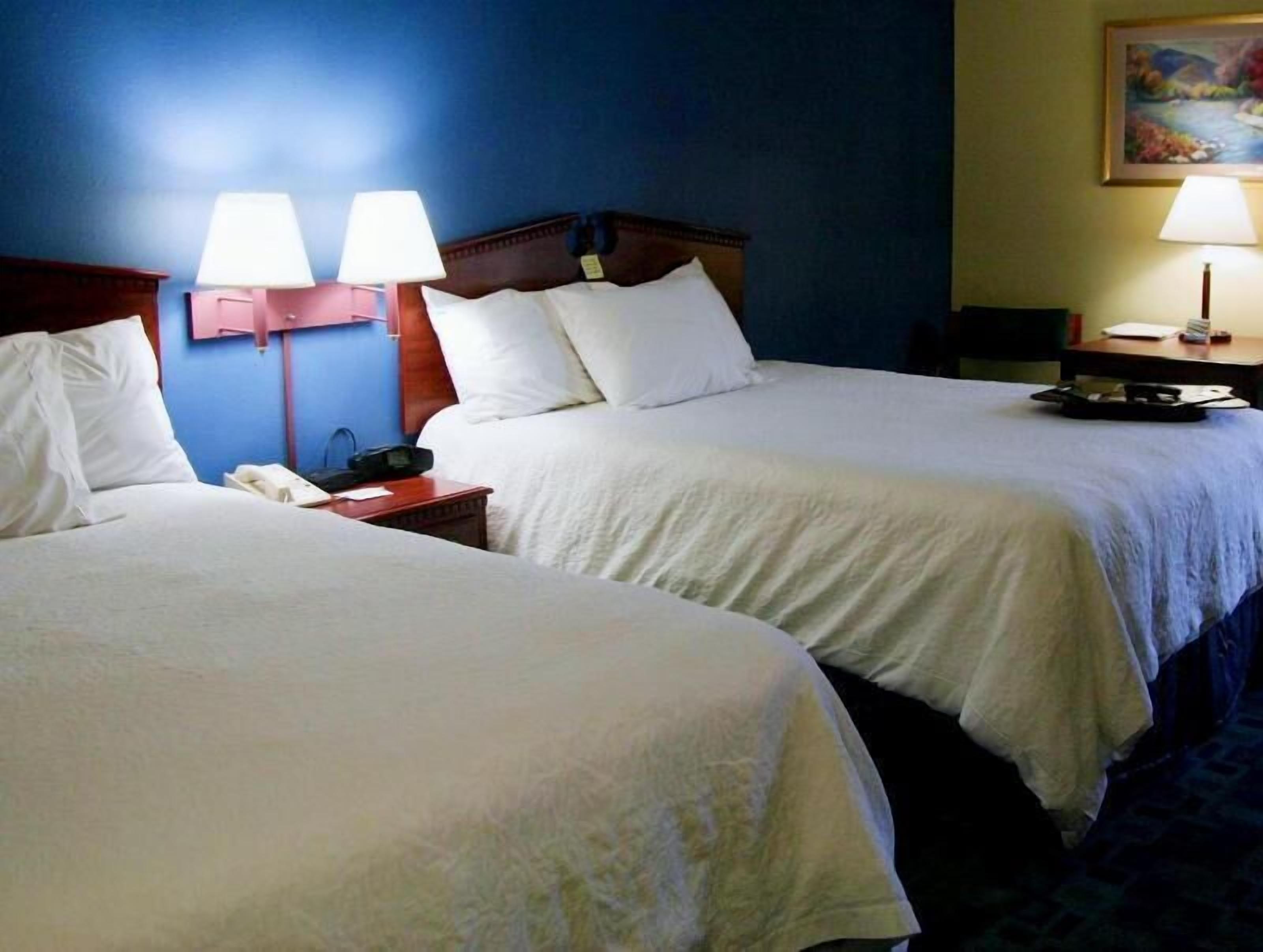 Zimmersafe, Schreibtisch, Verdunkelungsvorhänge, Bügeleisen/Bügelbrett