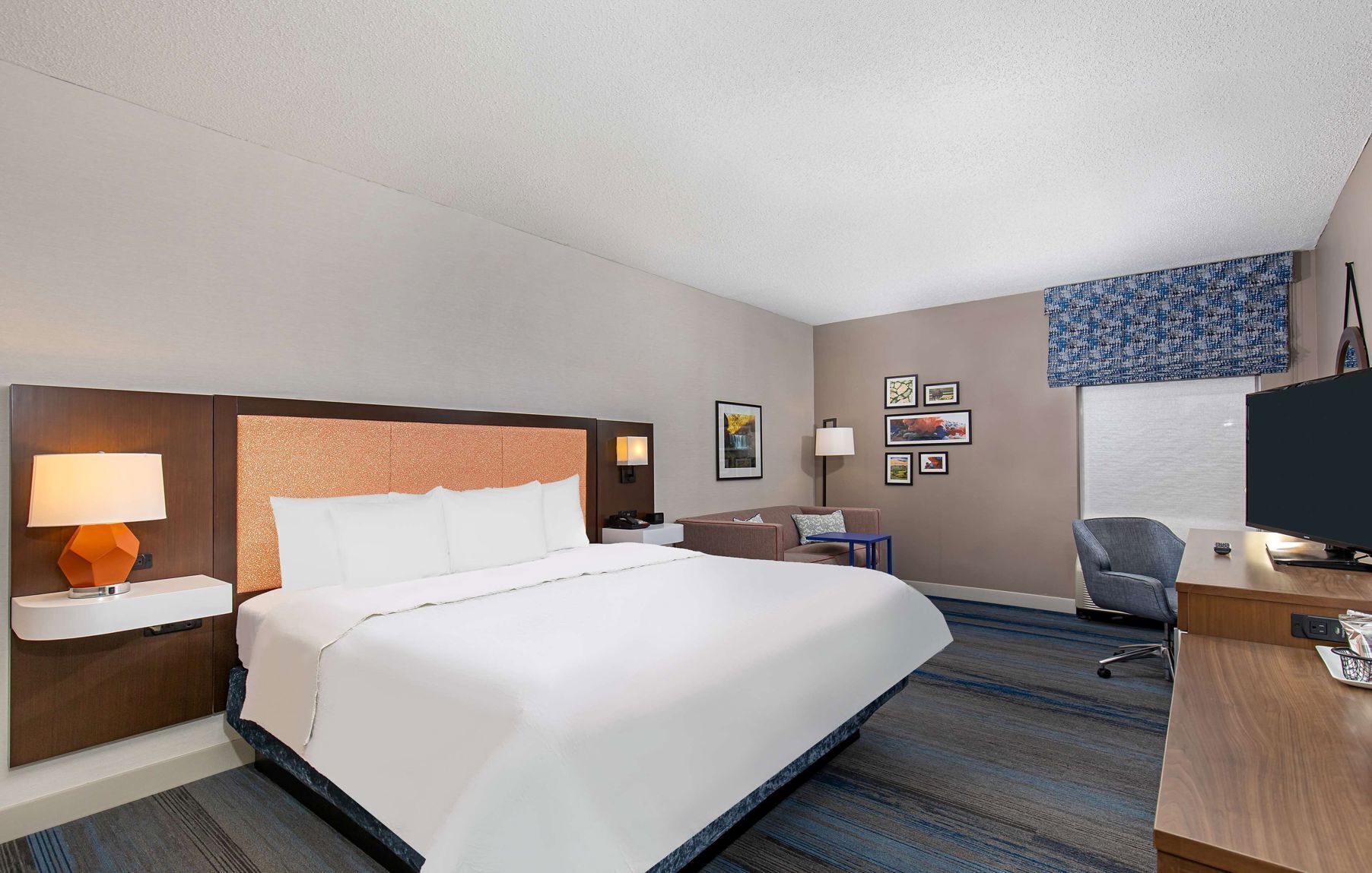 Zimmersafe, Schreibtisch, Verdunkelungsvorhänge, Bügeleisen/Bügelbrett