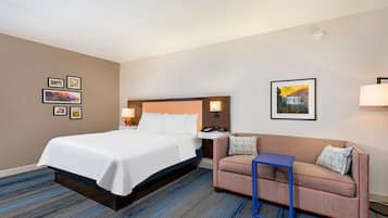 Kamer, 1 kingsize bed met slaapbank, niet-roken (Study) | Woonruimte | Een 25-inch televisie met kabelzenders en een videogameconsole