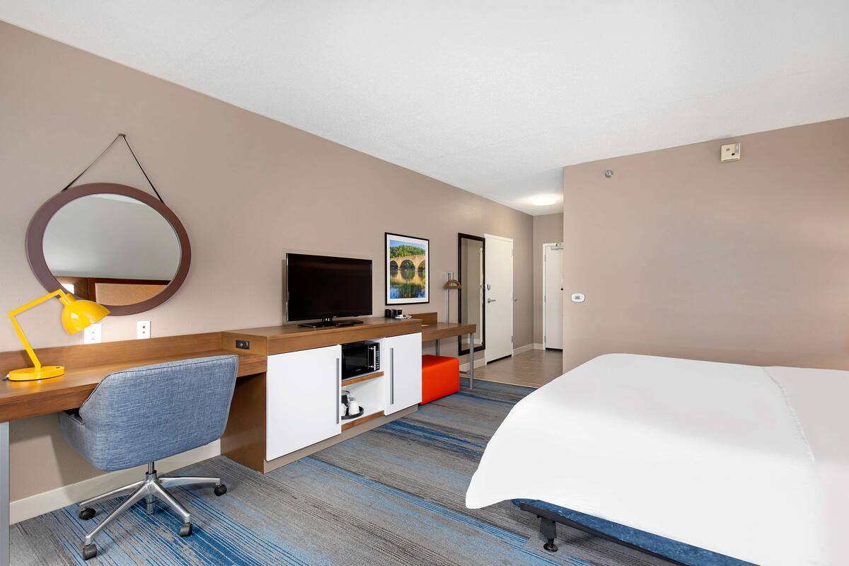 room, 1 king bed, accessible, non smoking (roll-in shower) | in-room safe, desk, blackout curtains, iron/ironing board