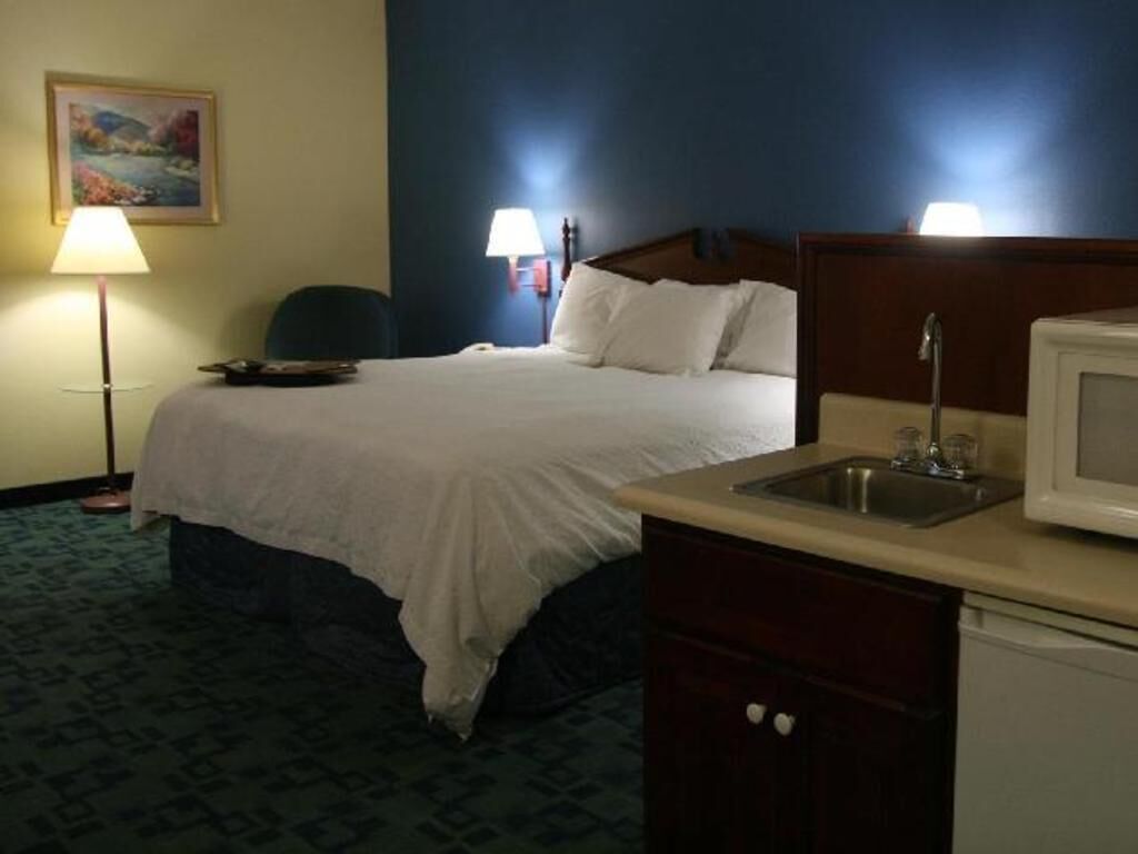 Zimmersafe, Schreibtisch, Verdunkelungsvorhänge, Bügeleisen/Bügelbrett