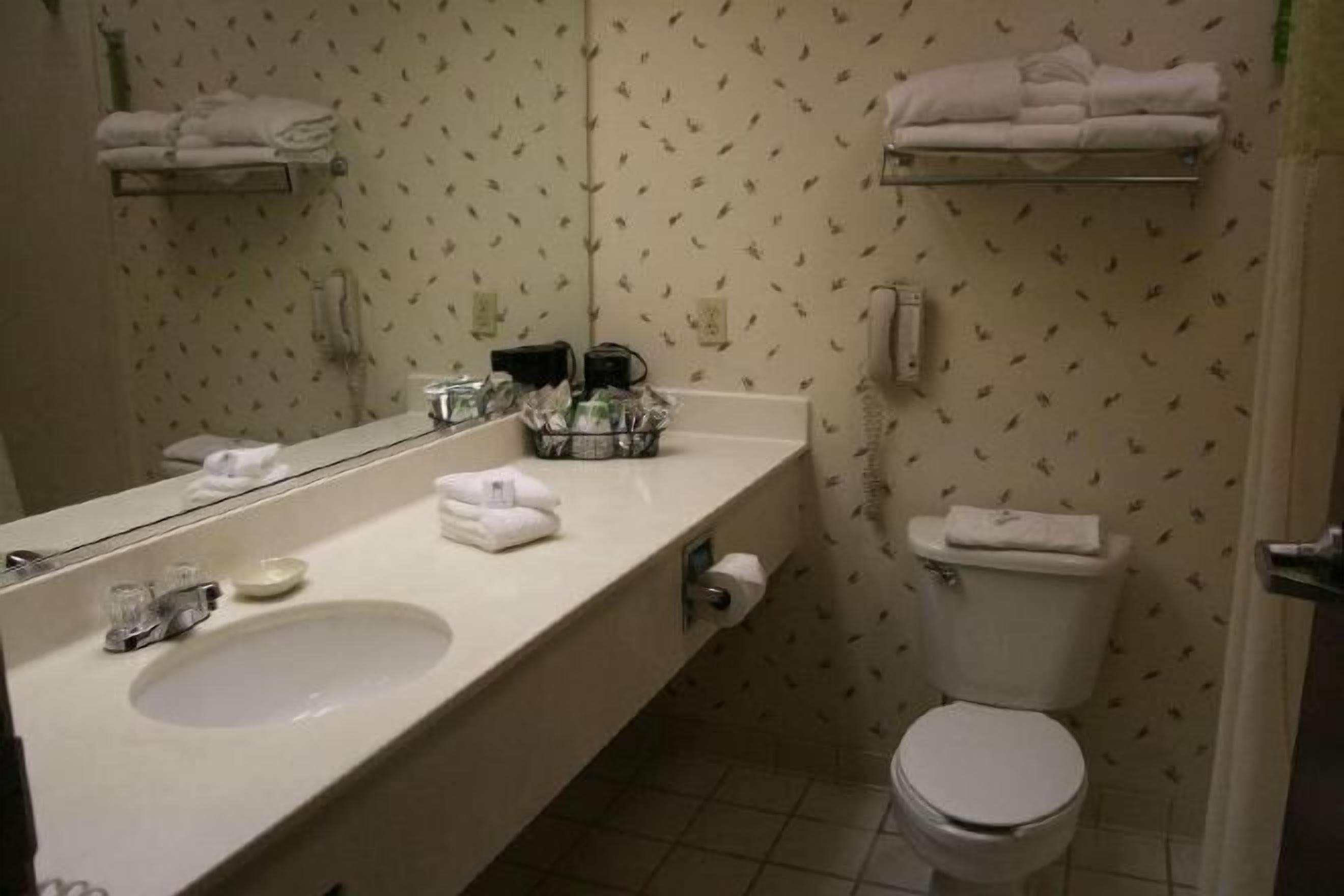 Bad | Dusj, hårføner og håndklær