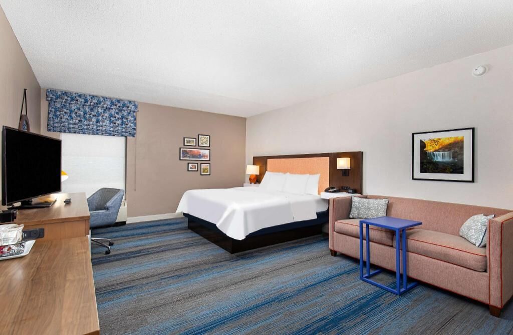 Zimmersafe, Schreibtisch, Verdunkelungsvorhänge, Bügeleisen/Bügelbrett