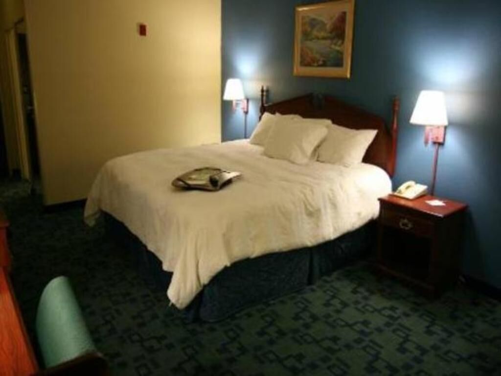 Zimmersafe, Schreibtisch, Verdunkelungsvorhänge, Bügeleisen/Bügelbrett