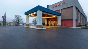 Un hôtel Hampton Inn au design moderne, doté d’un grand hall d’entrée et d’un espace extérieur abrité.