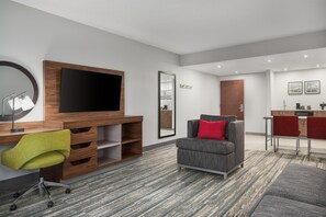 套房一张特大床不可吸烟 | 起居区 | 55-英寸电视（配备有线频道）