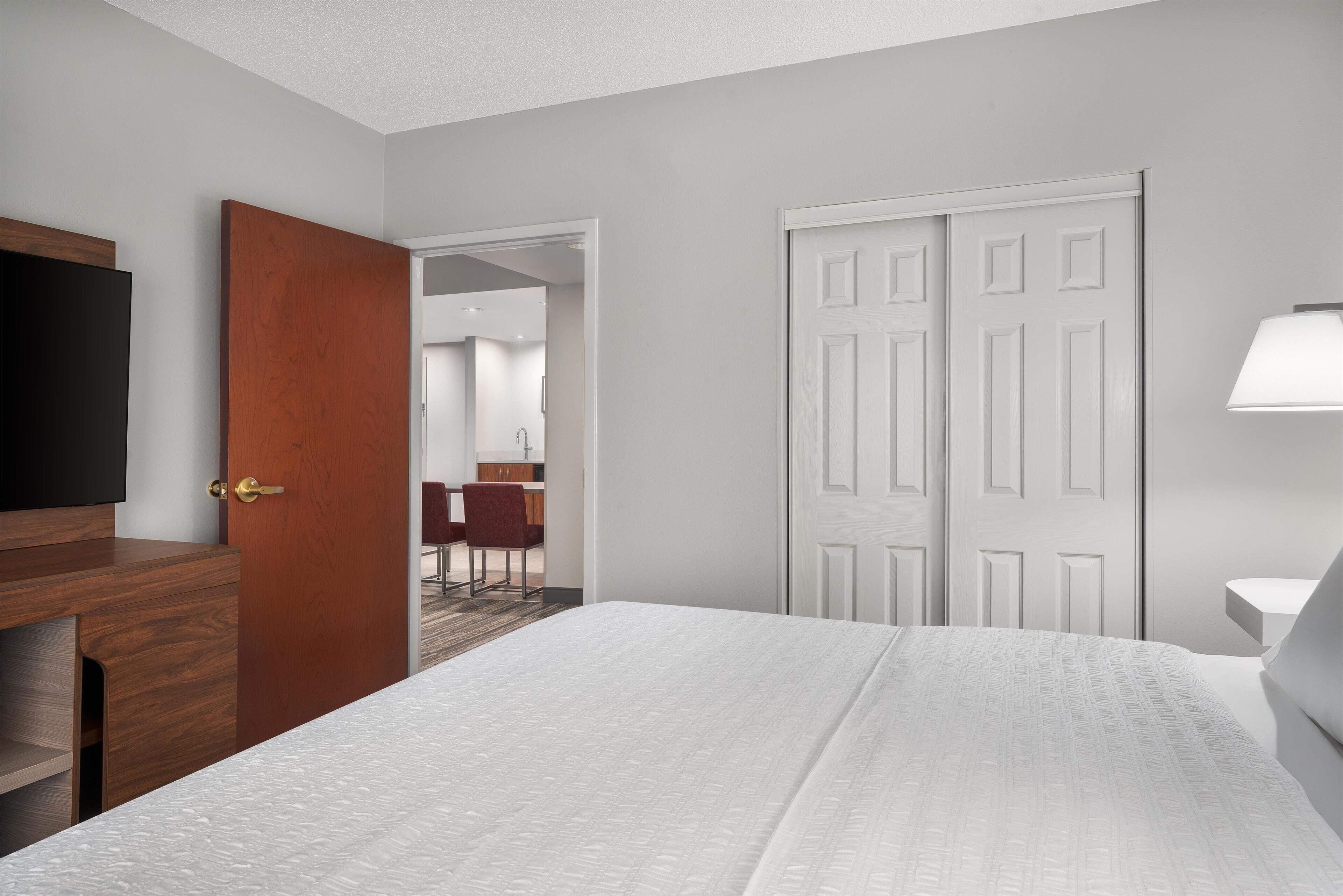 套房一張特大床非吸煙區 | 高級寢具、羽絨被、書桌、筆電工作空間