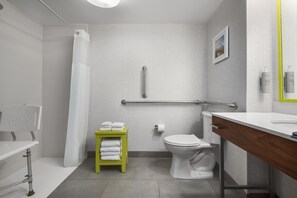 Habitación, 2 camas Queen size, con acceso para personas discapacitadas, para no fumadores | Regadera en el baño
