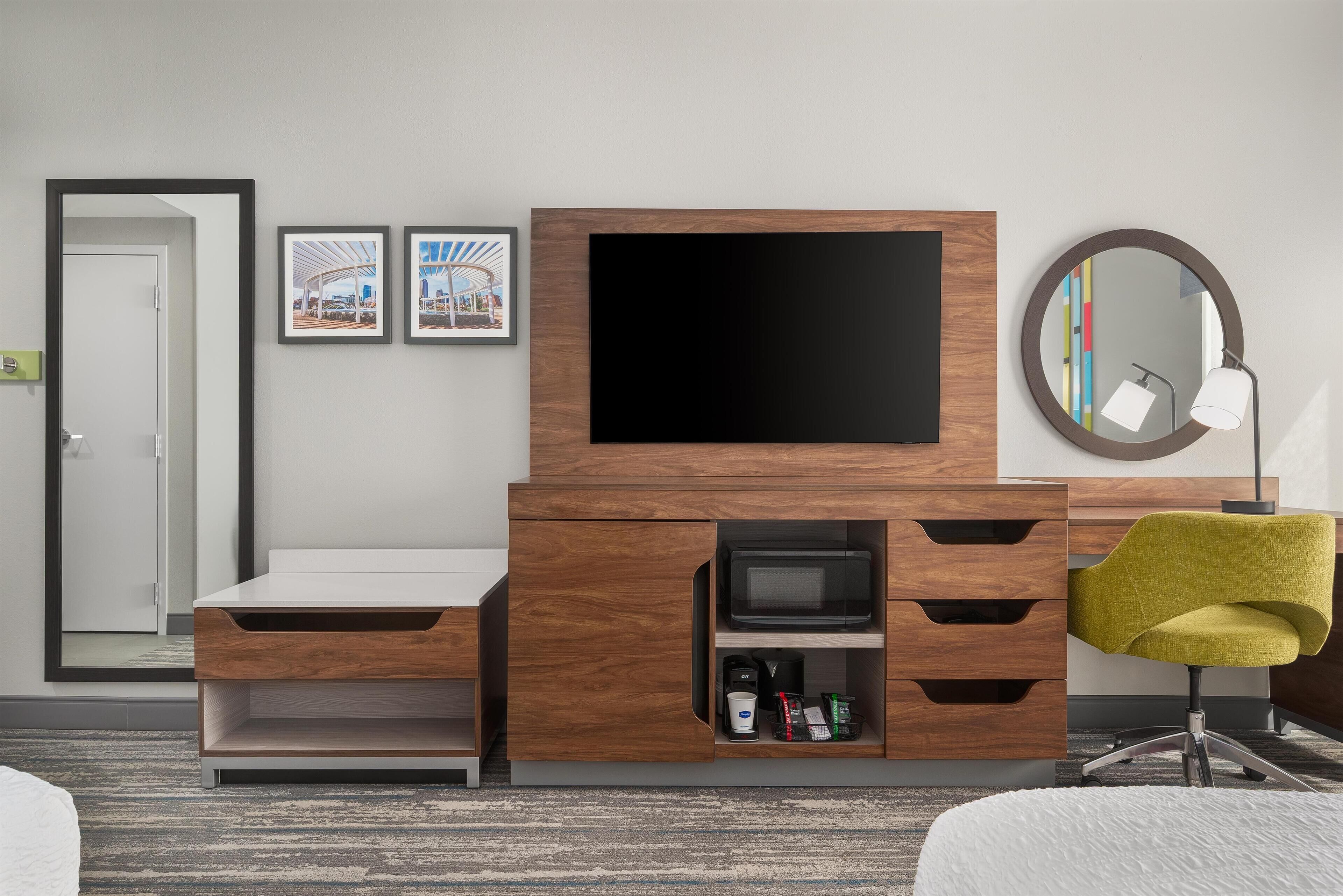 高級寢具、羽絨被、書桌、筆電工作空間