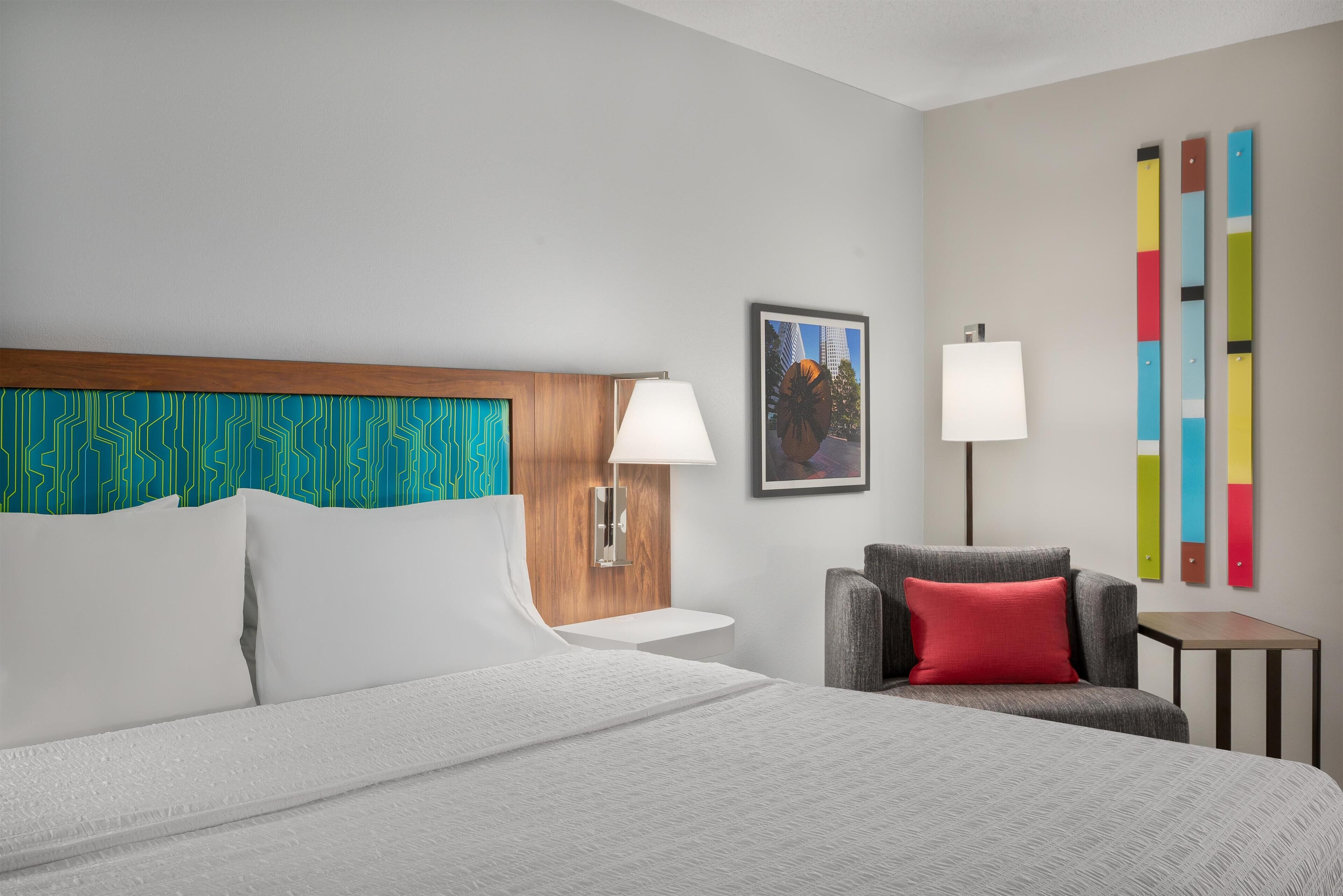 高級寢具、羽絨被、書桌、筆電工作空間