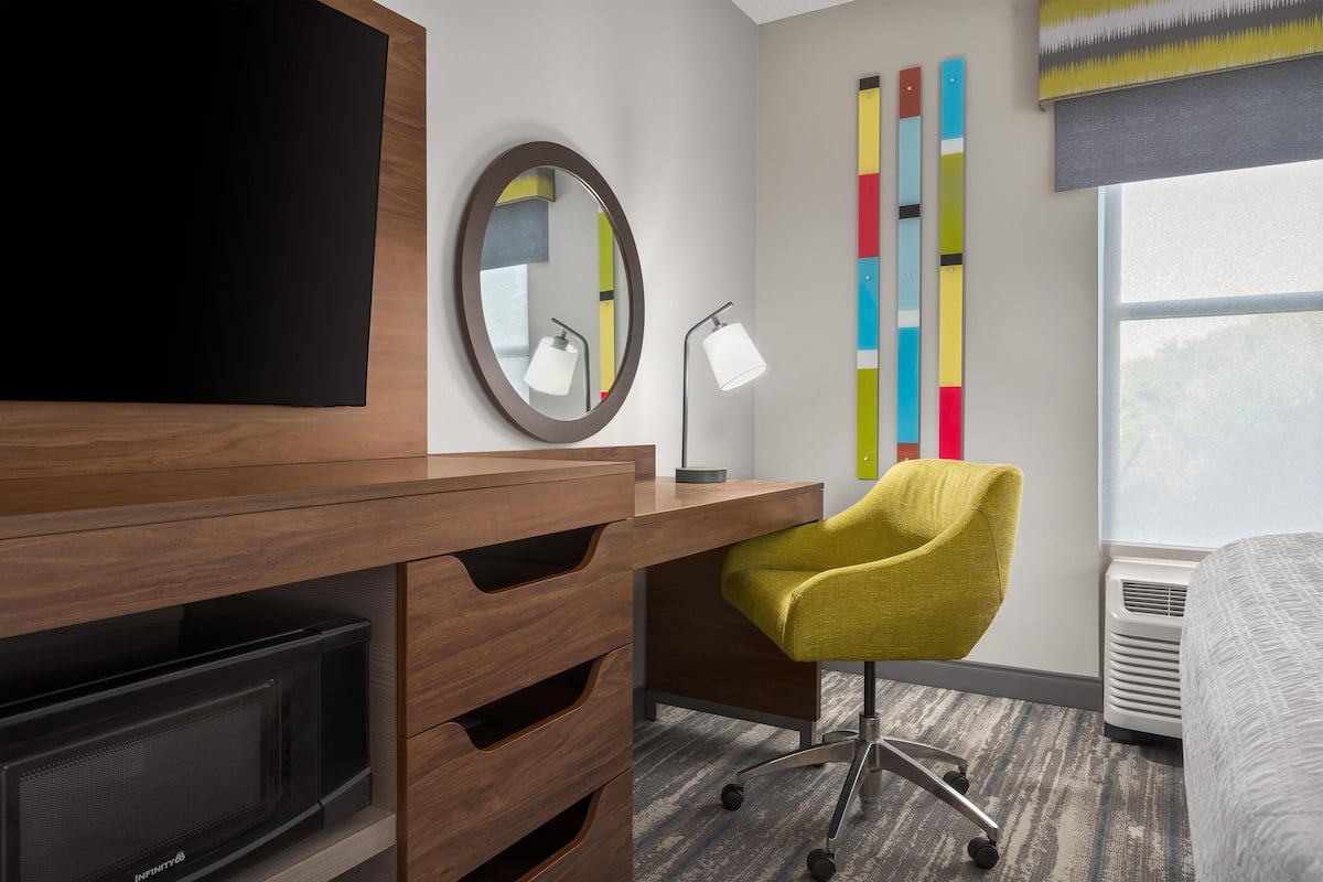 高級寢具、羽絨被、書桌、筆電工作空間