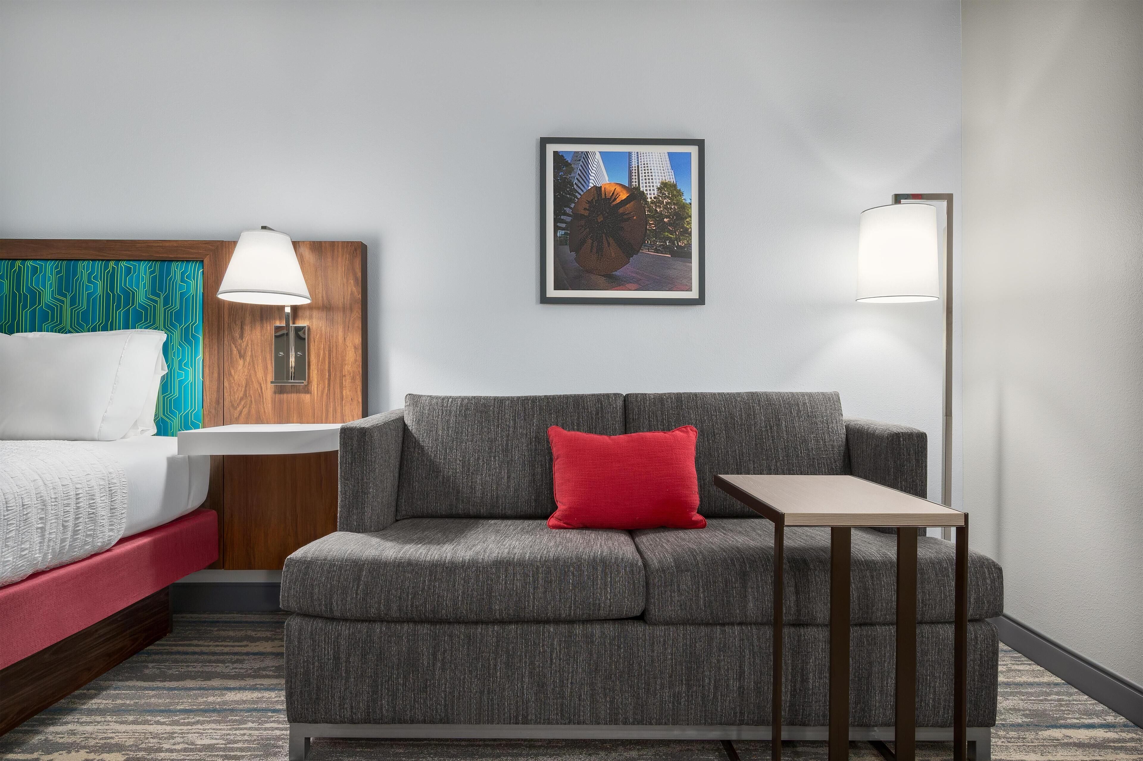 一張特大床非吸煙區 | 起居區 | 55-吋電視，提供有線頻道