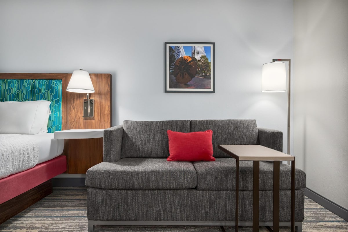 One King Bed, Non-Smoking | Living area