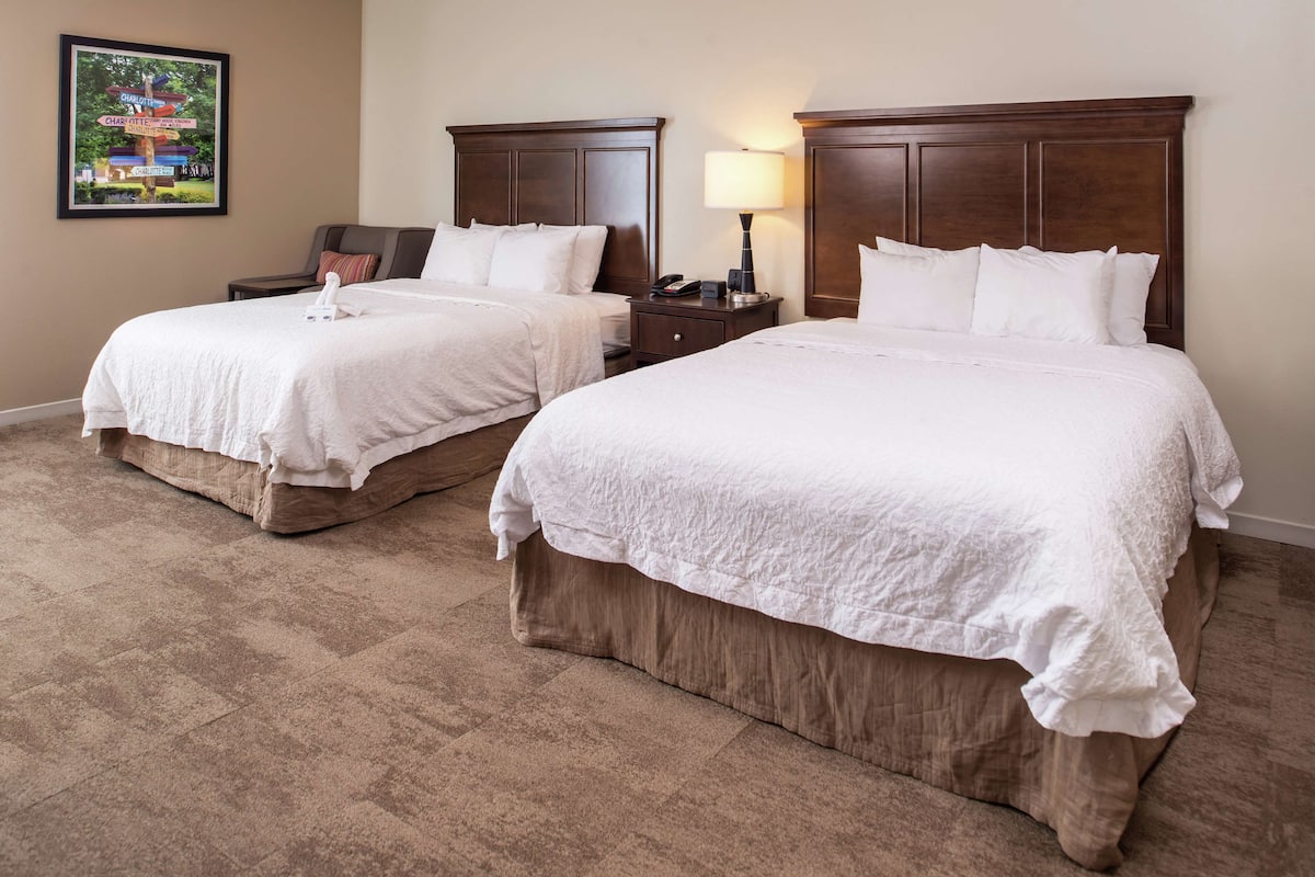 1 Schlafzimmer, hochwertige Bettwaren, Daunenbettdecken, Schreibtisch