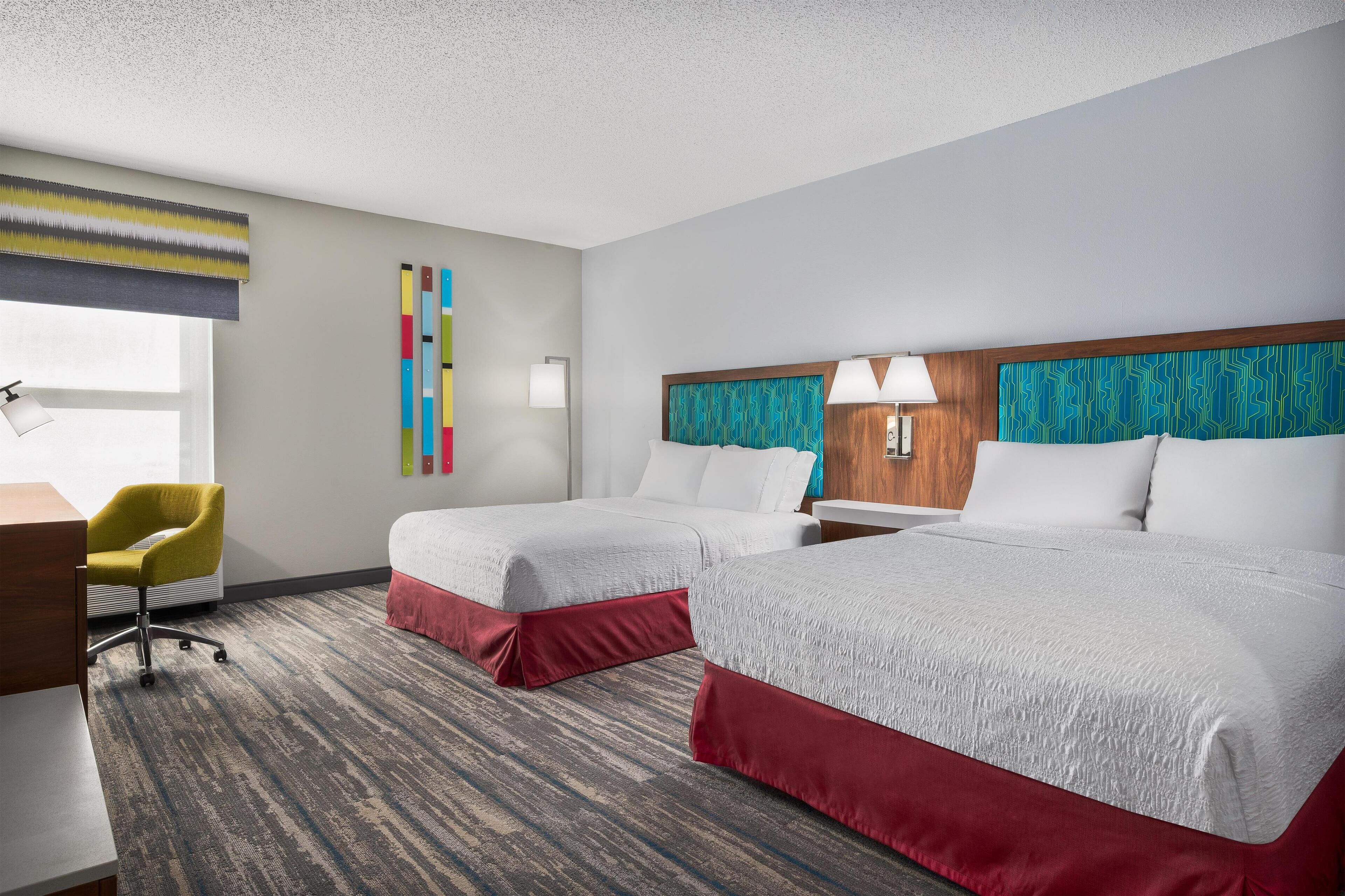 高級寢具、羽絨被、書桌、筆電工作空間