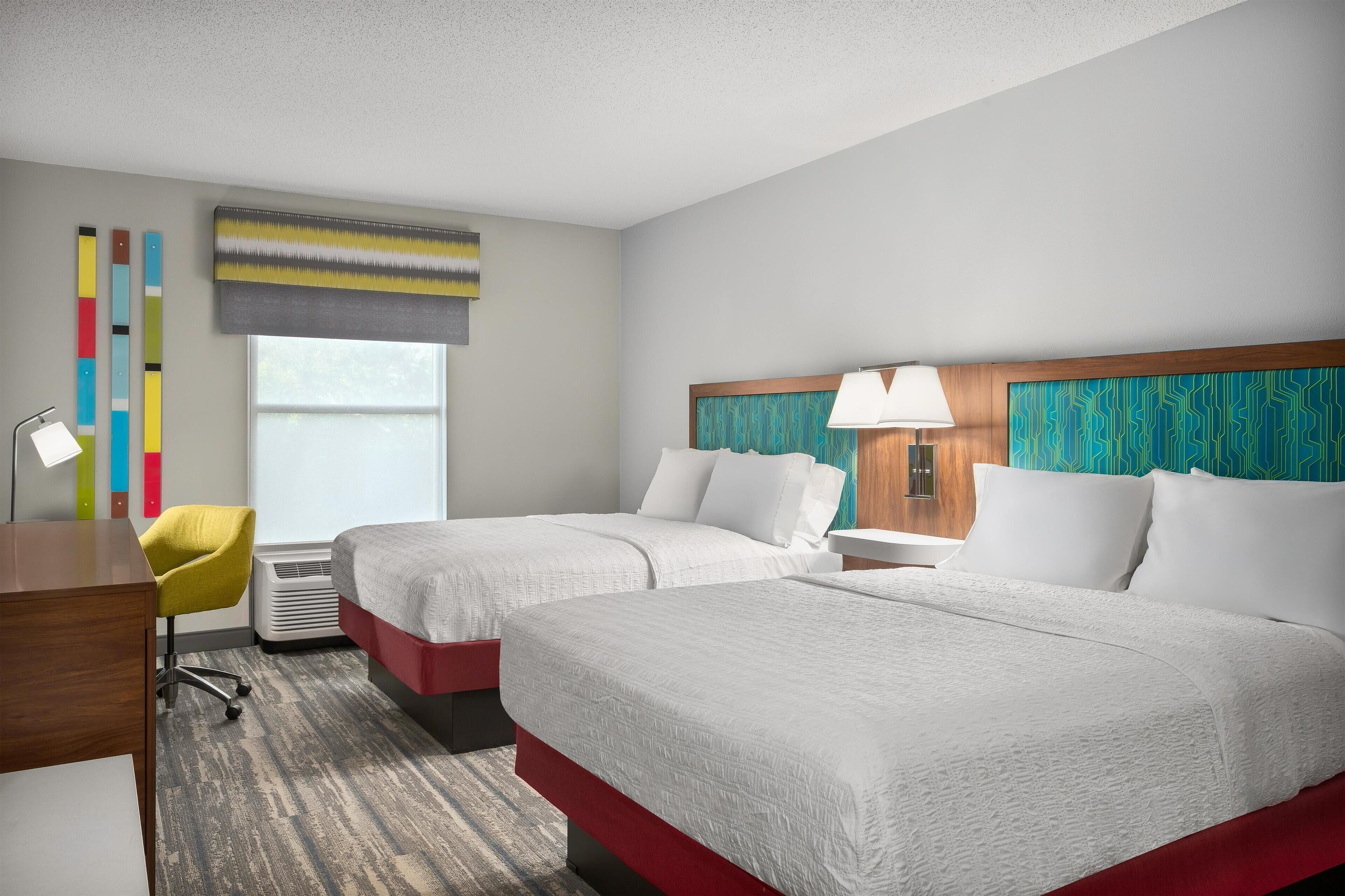 Kaksi Queen-sänkyä, Savuton | Ylelliset vuodevaatteet, untuvapeitot, työpöytä