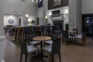 Lobby sitting area - Hampton Inn & Suites Concord/Charlotte (Concord)