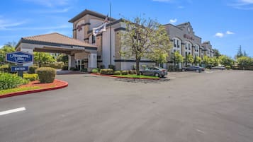 Un Hampton Inn by Hilton con entrada despejada, zona de estacionamiento y césped bien cuidado.