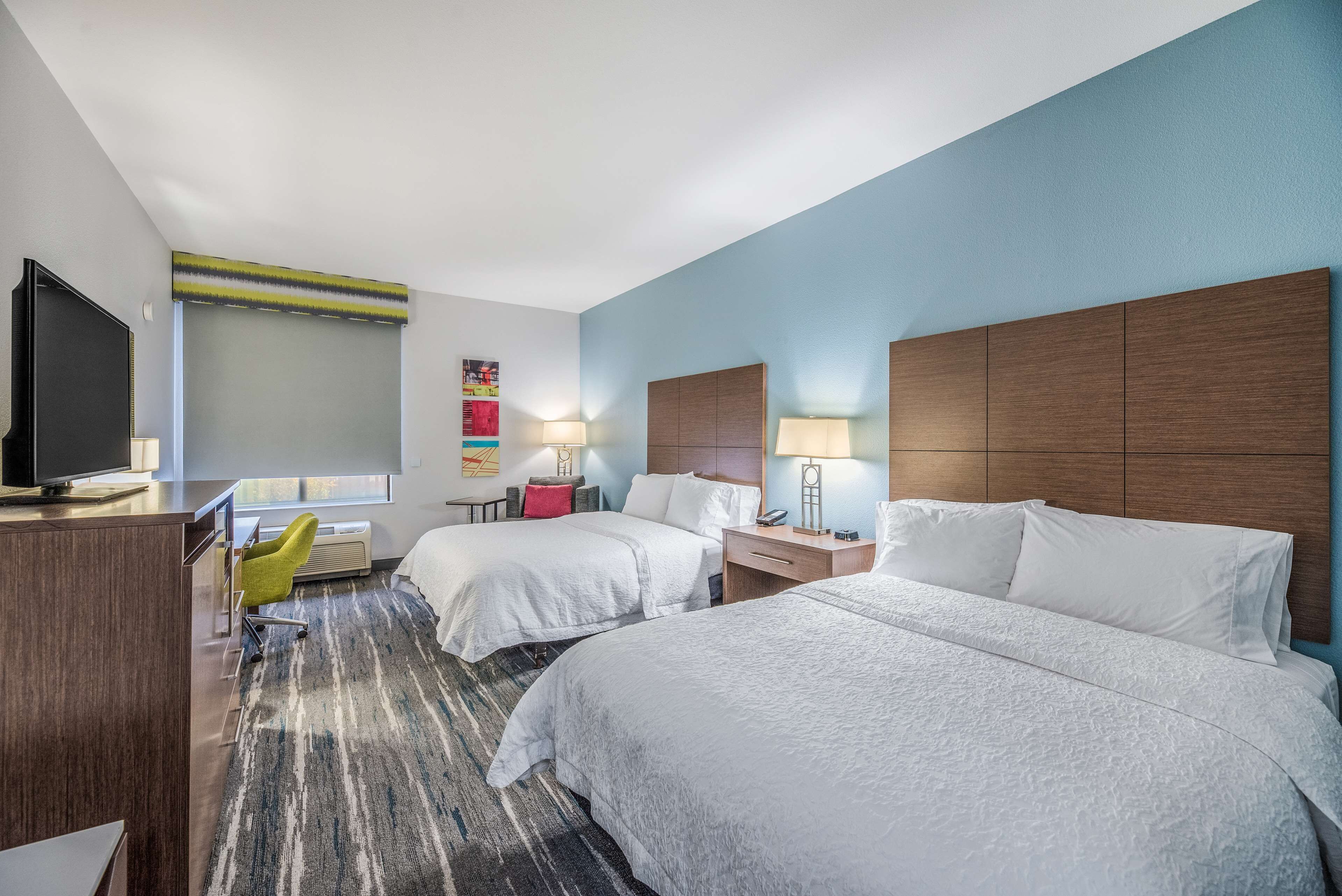 خزنة داخل الغرفة ومكواة/لوح كي وأسرّة أطفال/رضّع (مجانًا)