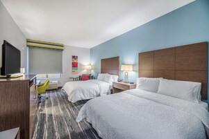 Caja de seguridad en la habitación y tabla de planchar con plancha 