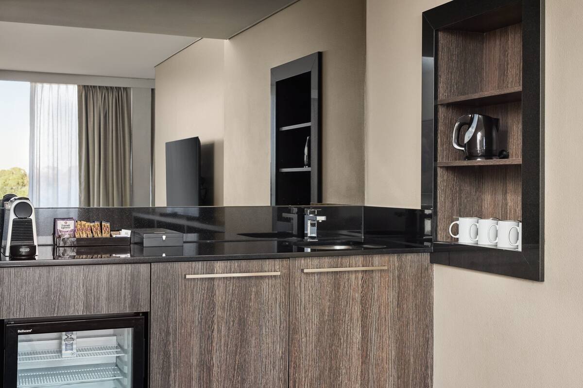 suite, 1 king bed (spa) | room amenity