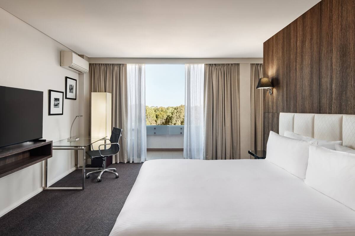 suite, 1 king bed (spa) | 1 bedroom, in-room safe, desk, blackout curtains