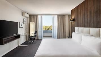 Suite, 1 King Bed (Spa) | In-room safe, desk, blackout drapes, iron/ironing board