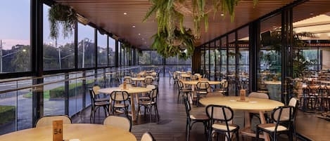 2 restaurants, serveren ontbijt