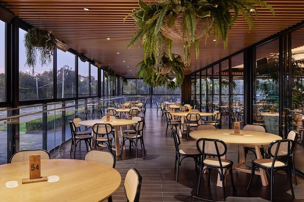 2 restaurants, breakfast served