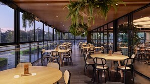 2 개의 레스토랑, 아침 식사 제공