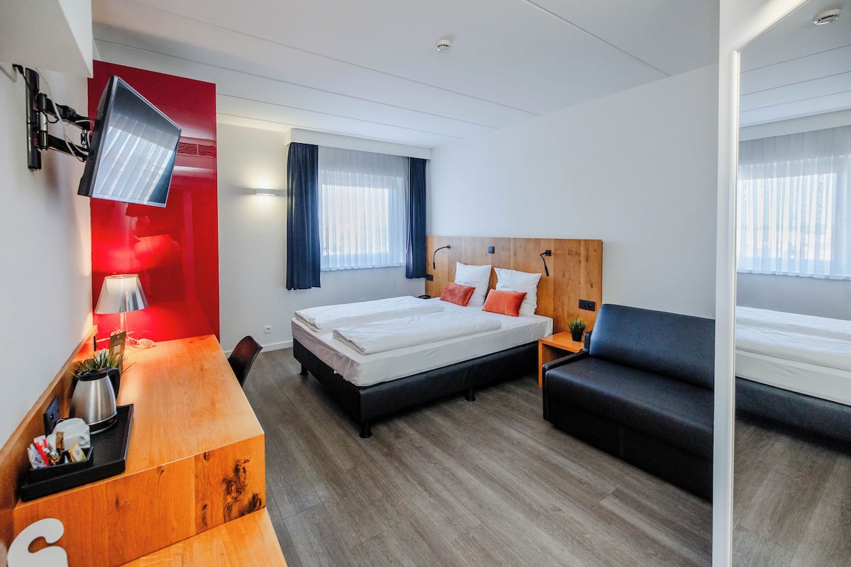 Comfort Triple Room | Peti besi dalam bilik, meja, Wi-fi percuma, cadar katil