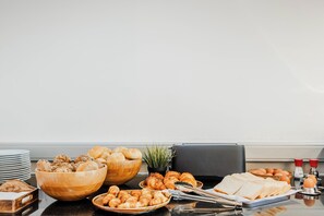 Daily buffet breakfast for a fee - Hotel Corsendonk Viane (Turnhout)