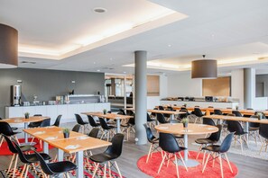 Daily buffet breakfast (EUR 15 per person) - Hotel Corsendonk Viane (Turnhout)