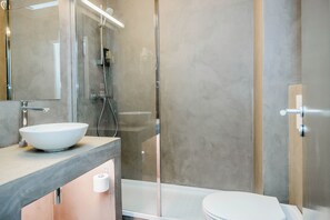 Cofres nos quartos, escrivaninha, Wi-Fi de cortesia, roupa de cama