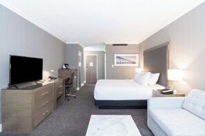 Standard Room, 1 King Bed with Sofa bed | Hypo-allergenic bedding, in-room safe, desk, laptop workspace - Sandman Signature Lethbridge Lodge (Lethbridge)