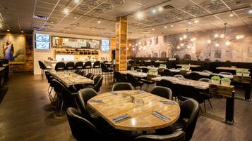 2 restaurants servant le dîner et le souper