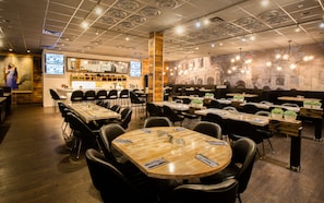 2 restaurantes; se sirven almuerzos
