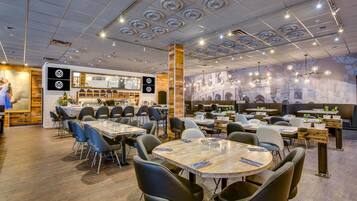 2 restaurants, lunch served
