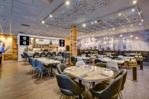 2 restaurantes; se sirven comidas