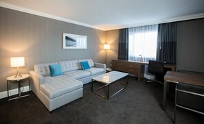 Hypo-allergenic bedding, in-room safe, desk, laptop workspace - Sandman Signature Lethbridge Lodge (Lethbridge)