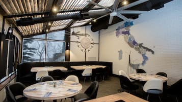 2 restaurantes; se sirven almuerzos