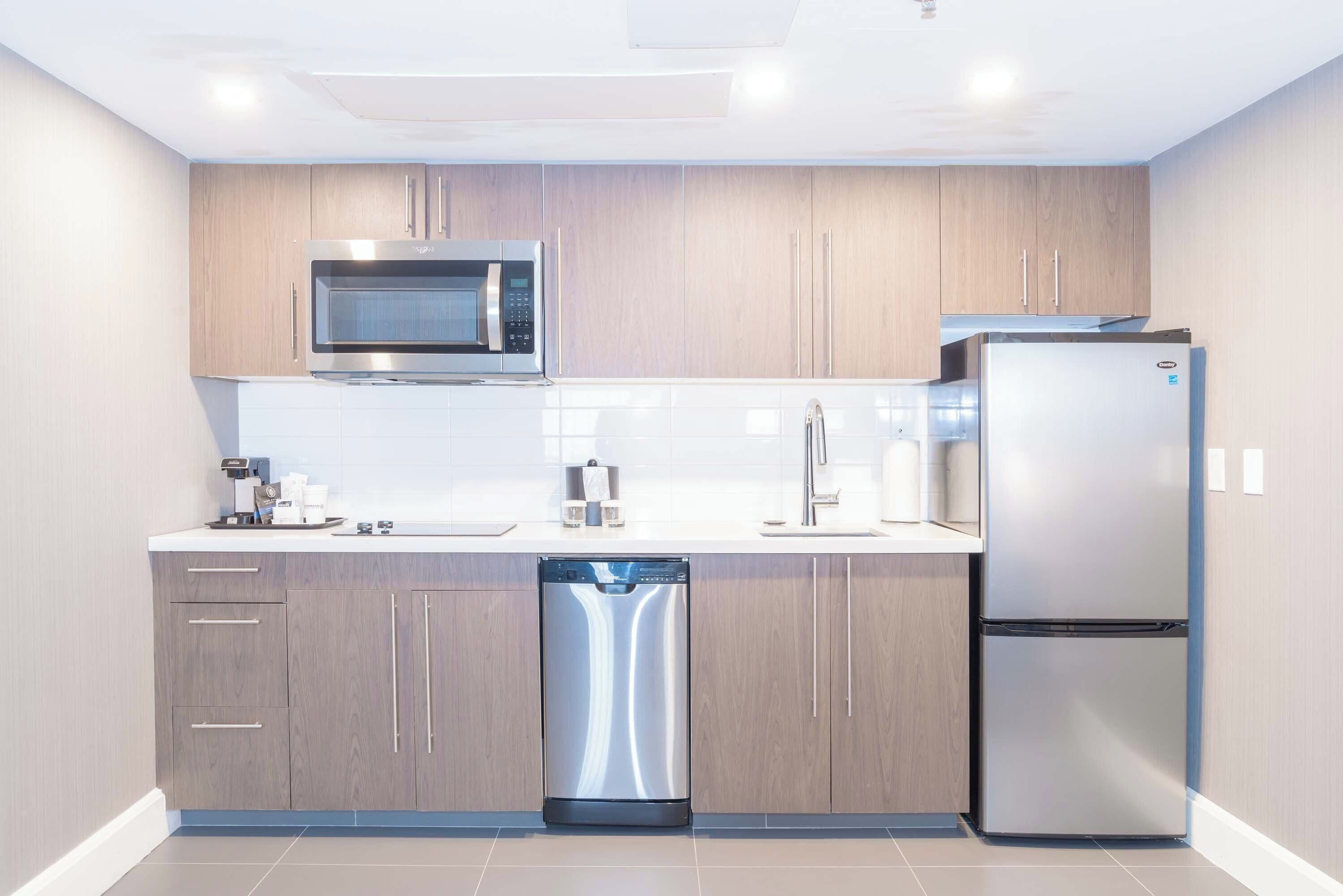 suite, 1 king bed with sofa bed (jacuzzi) | private kitchen | fridge, microwave, coffee/tea maker, electric kettle