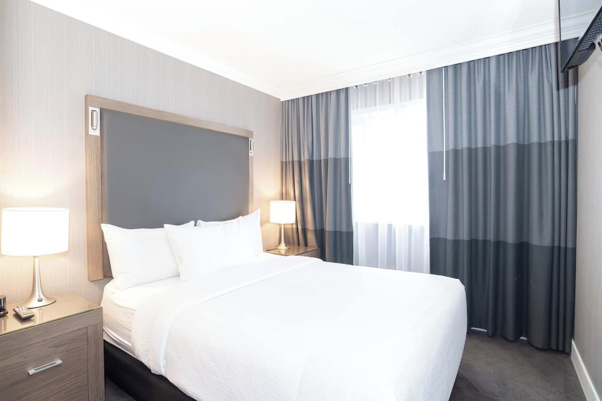 Standard Suite, 1 Queen Bed with Sofa bed | Hypo-allergenic bedding, in-room safe, desk, laptop workspace