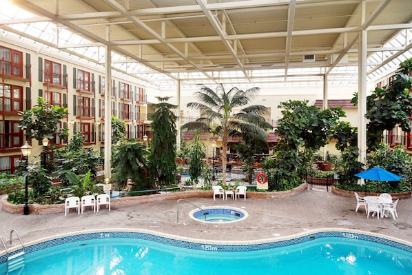 Una piscina cubierta