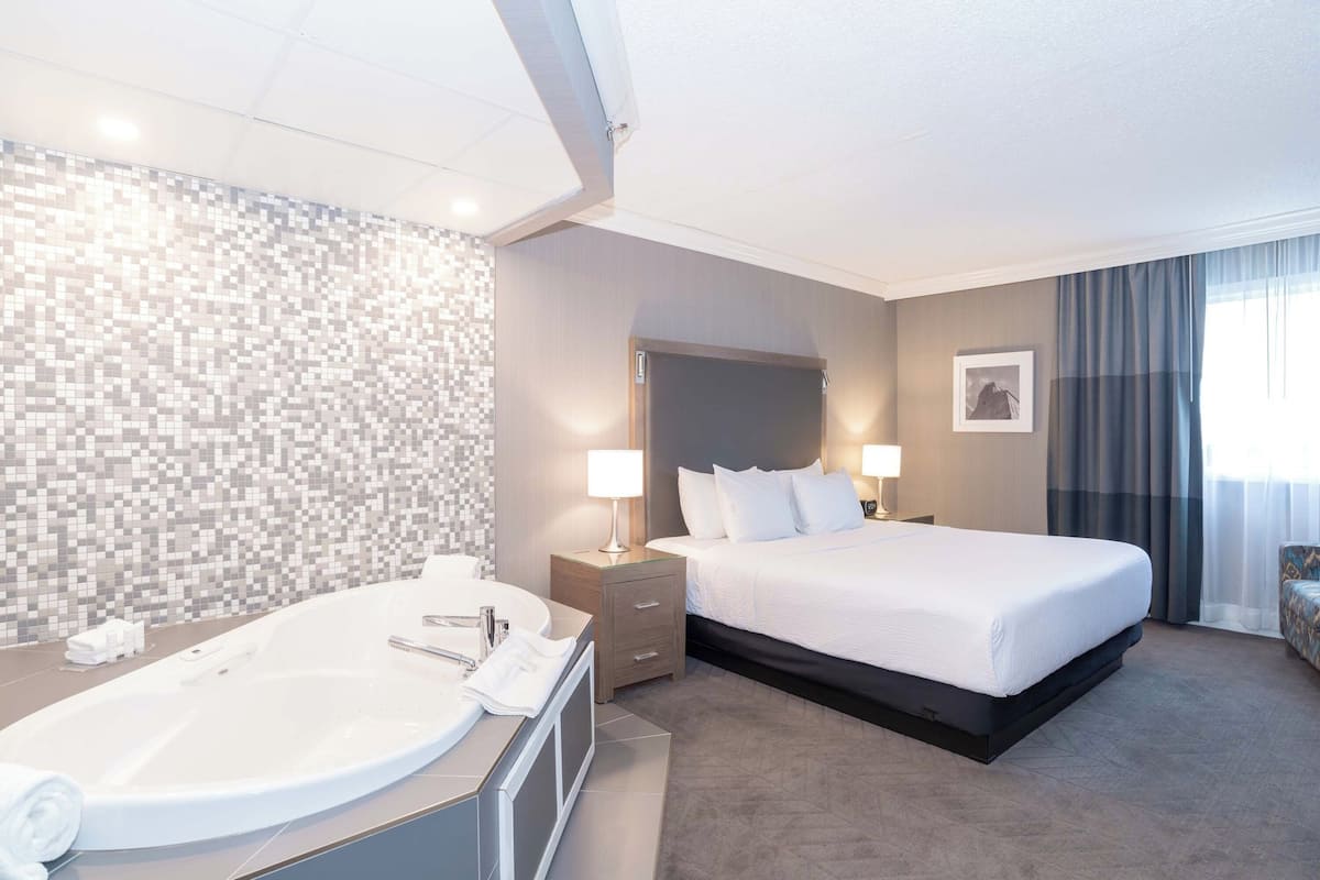 Suite, 1 King Bed with Sofa bed (Jacuzzi) | Hypo-allergenic bedding, in-room safe, desk, laptop workspace