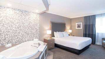Suite, 1 kingsize bed met slaapbank (Jacuzzi) | Hypoallergeen beddengoed, een kluis op de kamer, een bureau