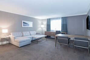 Suite, 1 King Bed with Sofa bed (Jacuzzi) - Sandman Signature Lethbridge Lodge (Lethbridge)