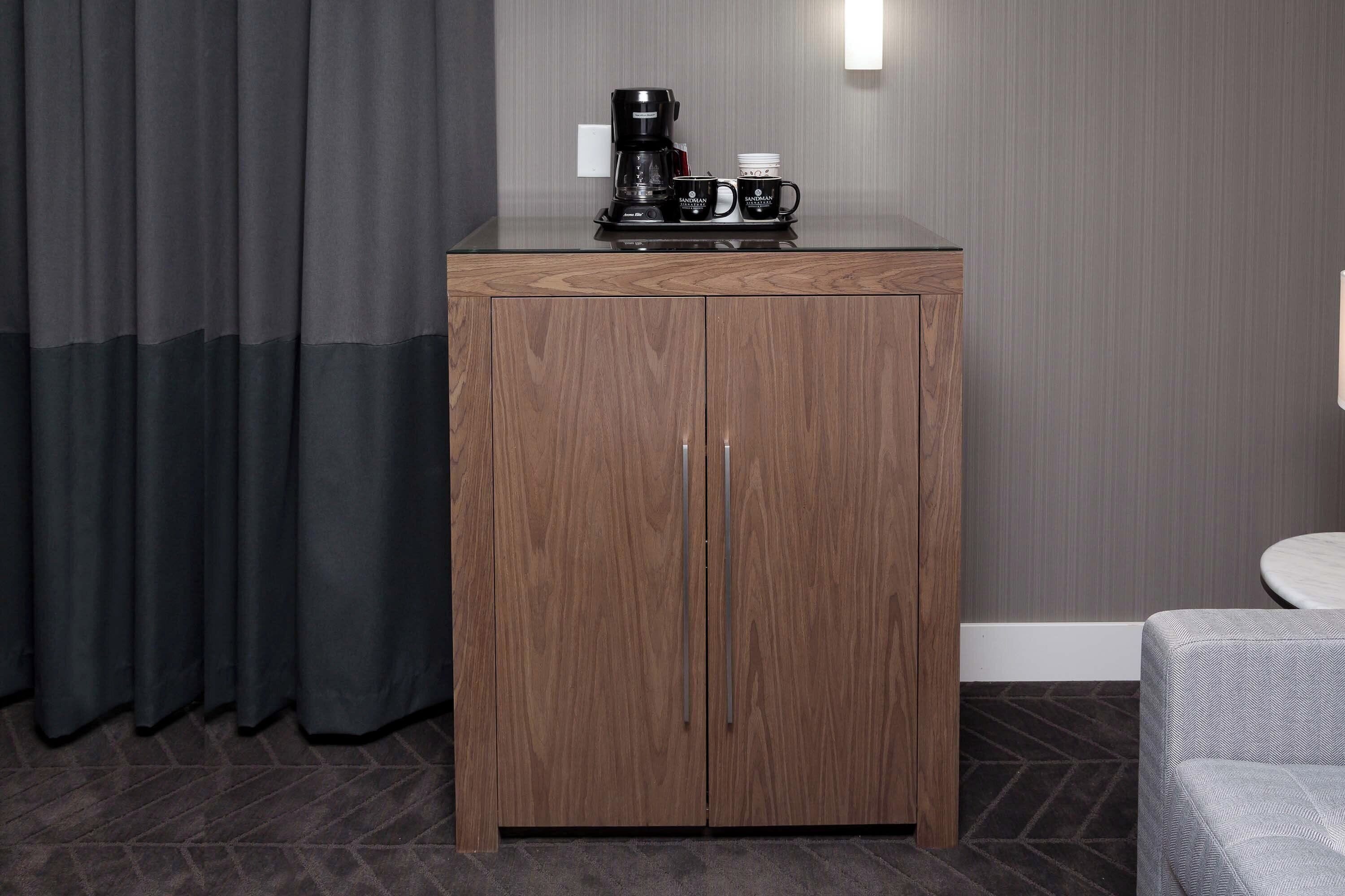 hypo-allergenic bedding, in-room safe, desk, laptop workspace