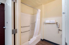 Studio, 1 Queen-Bett, barrierefrei, Nichtraucher | Badezimmer | Duschwanne, kostenlose Toilettenartikel, Haartrockner, Handtücher